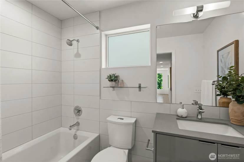 Property photo for 1504 1st Avenue N, Seattle photo 17
