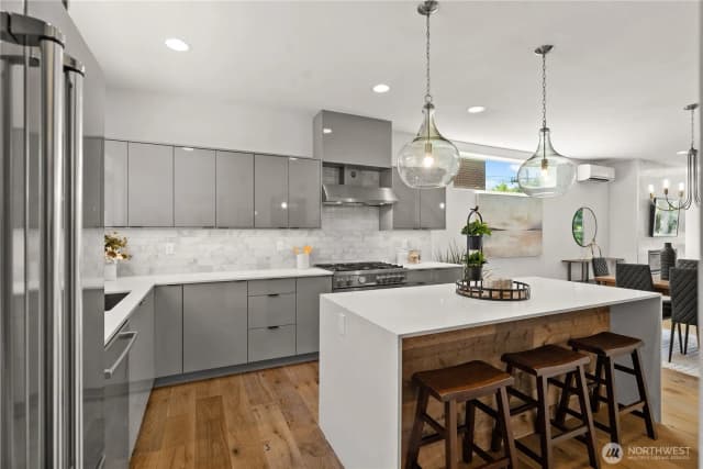 Property photo for 1504 1st Avenue N, Seattle photo 5