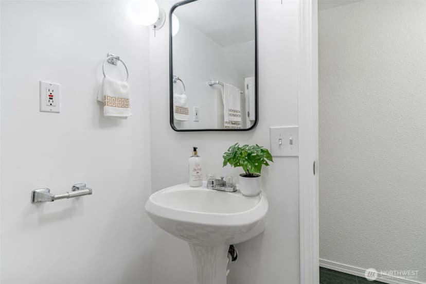 Property photo for 939 N 88th St, Seattle photo 17