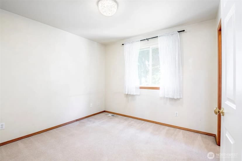 Property photo for 816 3rd Avenue Nw, Puyallup photo 20