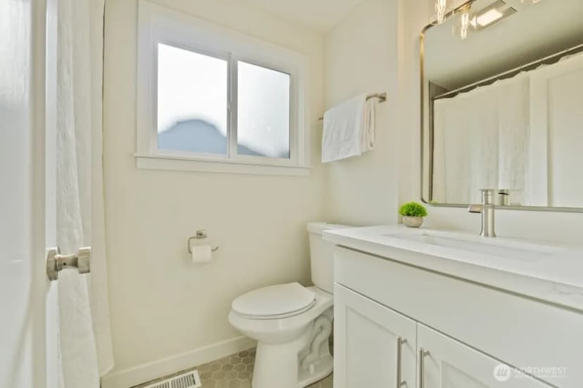 Property photo for 2646 34th Avenue W, Seattle photo 24