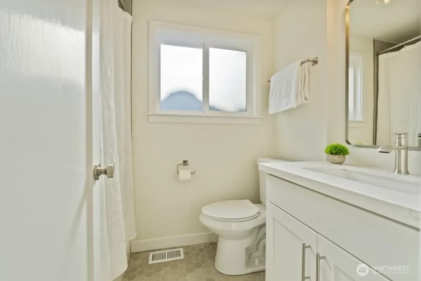 Property photo for 2646 34th Avenue W, Seattle photo 25