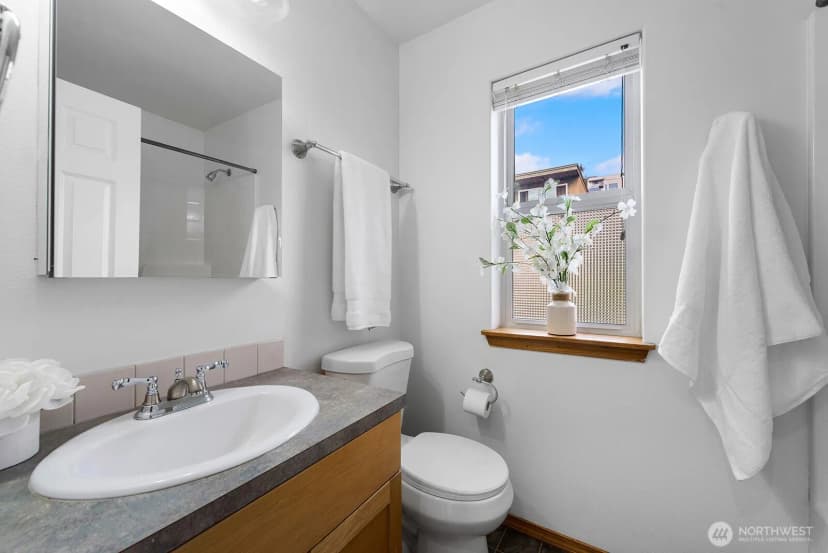 Property photo for 1231 6th Avenue N, Seattle photo 12