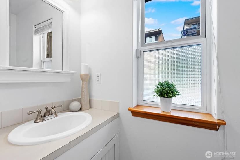 Property photo for 1231 6th Avenue N, Seattle photo 9
