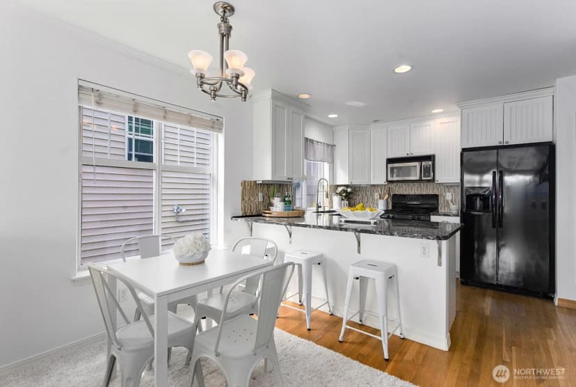 Property photo for 1231 6th Avenue N, Seattle photo 6