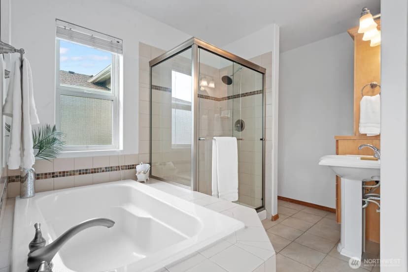 Property photo for 1231 6th Avenue N, Seattle photo 15