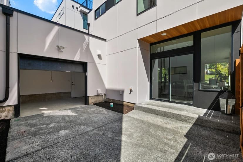 Property photo for 8833 Wallingford Avenue N, Seattle photo 16