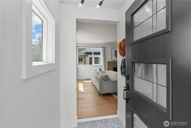 Property photo for 3717 35th Avenue Sw, Seattle photo 3