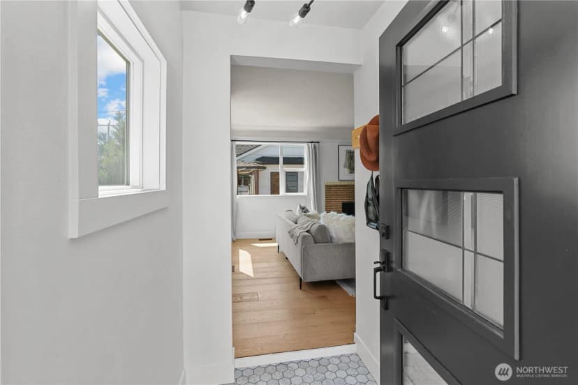 Property photo for 3717 35th Avenue Sw, Seattle photo 3