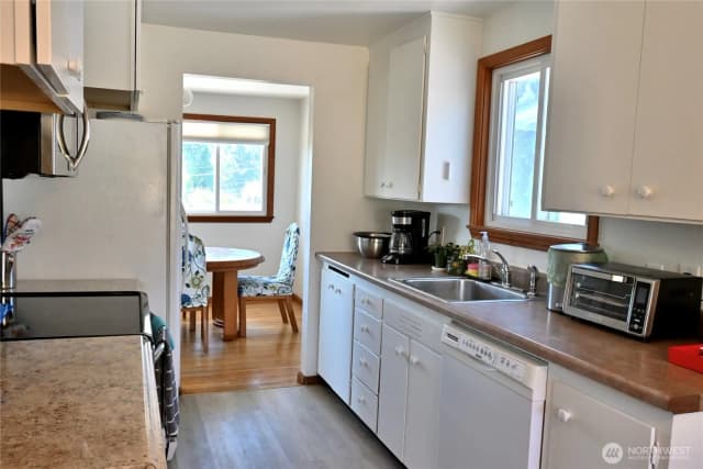 Property photo for 9417 S 38th Street, Seattle photo 4