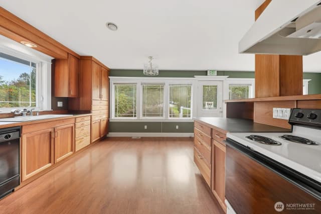 Property photo for 10516 E Riverside Drive, Bothell photo 5