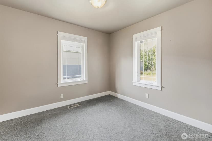 Property photo for 10516 E Riverside Drive, Bothell photo 11
