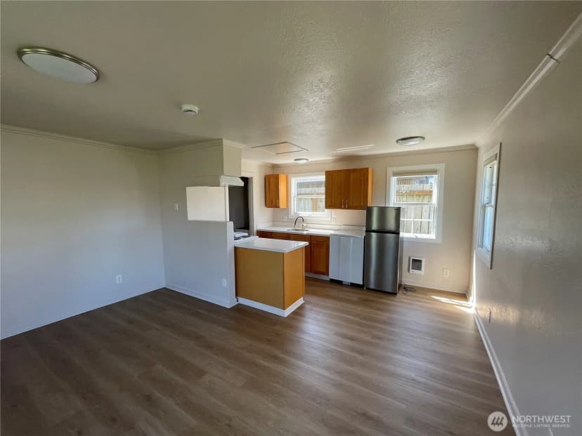 Property photo for 405 Washington Avenue N, Long Beach photo 16