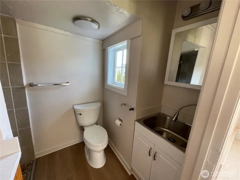 Property photo for 405 Washington Avenue N, Long Beach photo 20