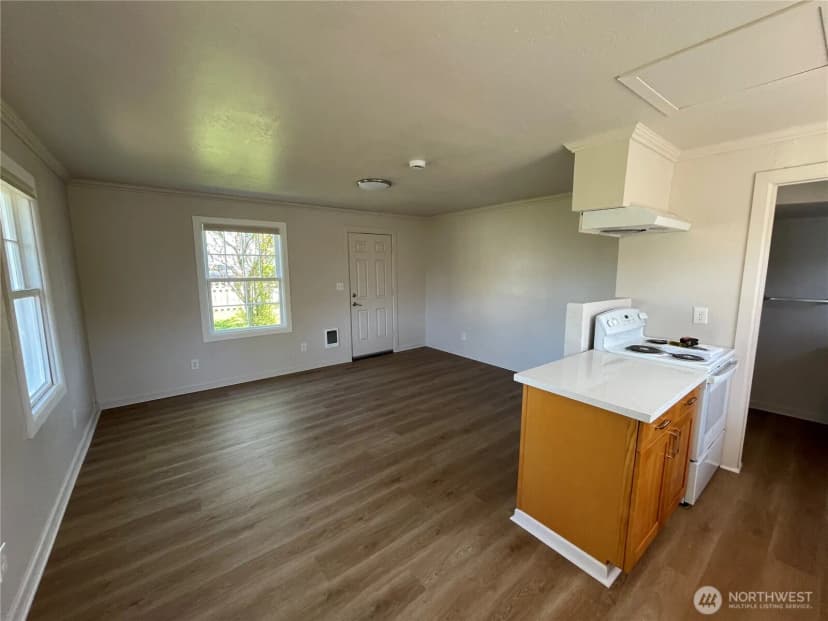 Property photo for 405 Washington Avenue N, Long Beach photo 17