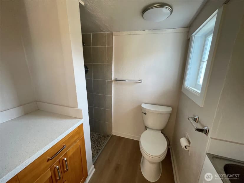 Property photo for 405 Washington Avenue N, Long Beach photo 19