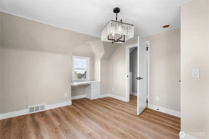 Property photo for 6607 East Side Drive Ne, Tacoma photo 18