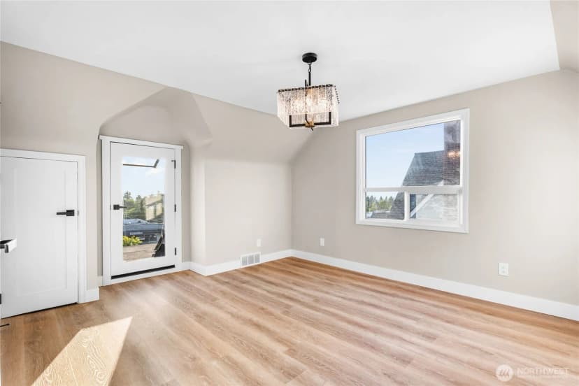 Property photo for 6607 East Side Drive Ne, Tacoma photo 19