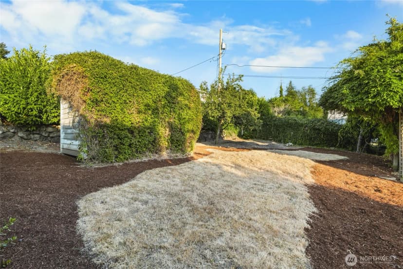 Property photo for 6607 East Side Drive Ne, Tacoma photo 31