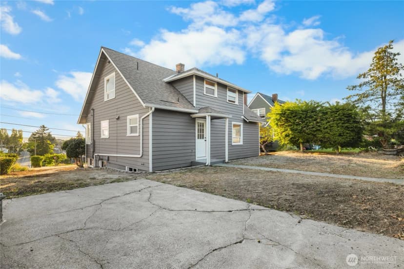 Property photo for 6607 East Side Drive Ne, Tacoma photo 22