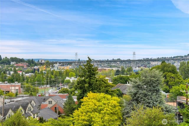 Property photo for 625 W Emerson Street, Seattle photo 4