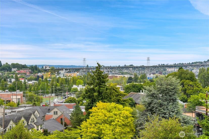 Property photo for 625 W Emerson Street, Seattle photo 4