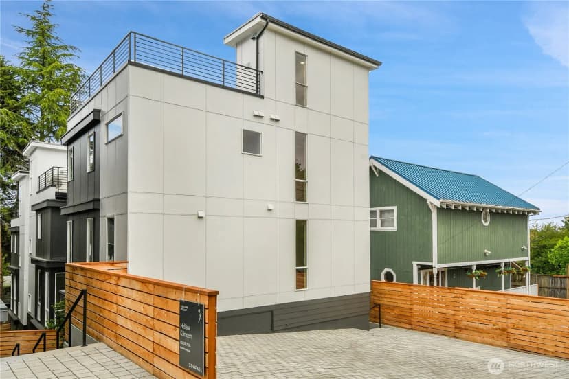 Property photo for 625 W Emerson Street, Seattle photo 2