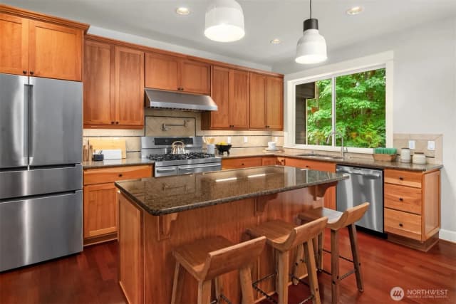 Property photo for 101 Shy Bear Way Nw, Issaquah photo 3