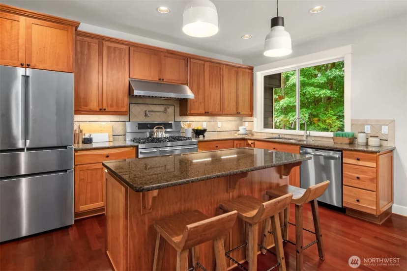 Property photo for 101 Shy Bear Way Nw, Issaquah photo 3