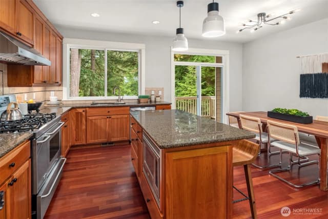 Property photo for 101 Shy Bear Way Nw, Issaquah photo 5
