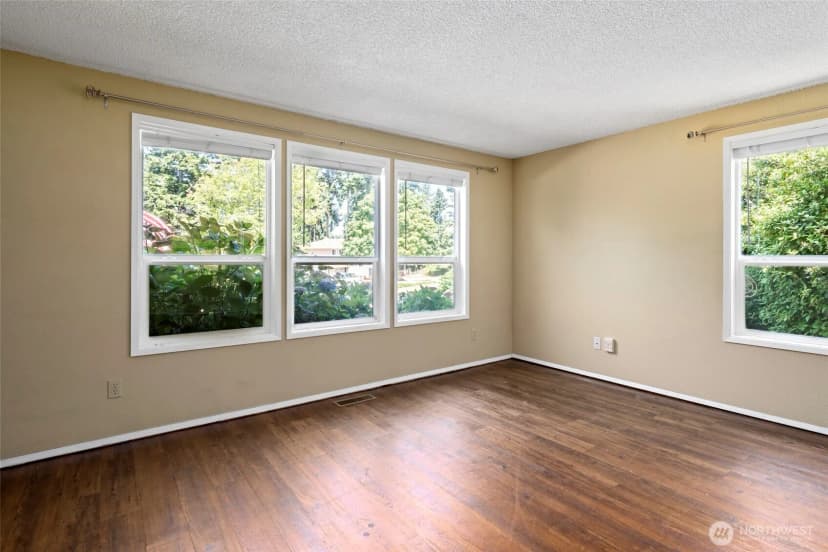 Property photo for 2122 Colonial Way, Oak Harbor photo 9