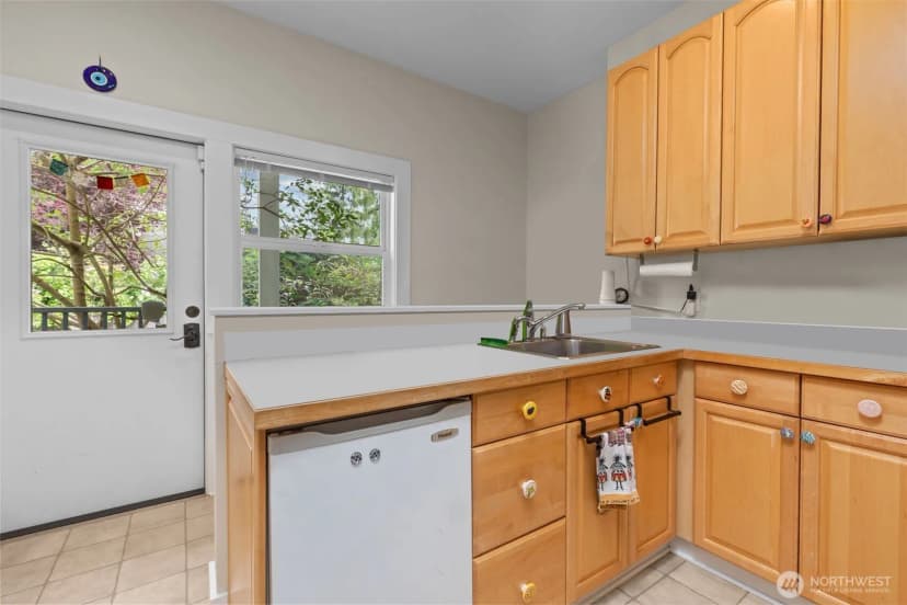 Property photo for 4510 Thackeray Ne, Seattle photo 31