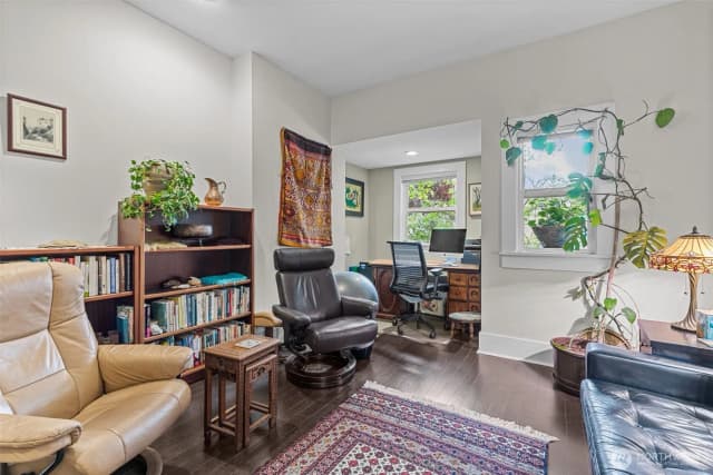 Property photo for 4510 Thackeray Ne, Seattle photo 3