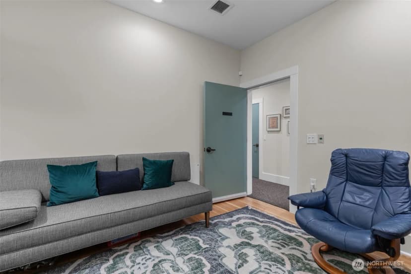 Property photo for 4510 Thackeray Ne, Seattle photo 8