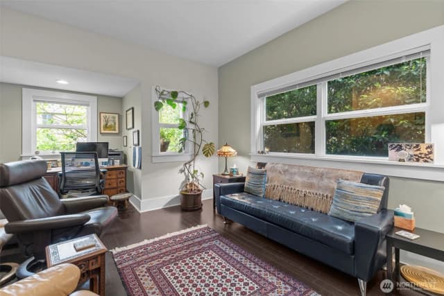 Property photo for 4510 Thackeray Ne, Seattle photo 2