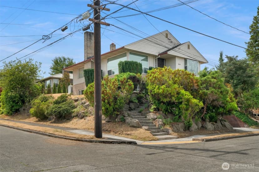 Property photo for 2117 S Bayview Street, Seattle photo 2