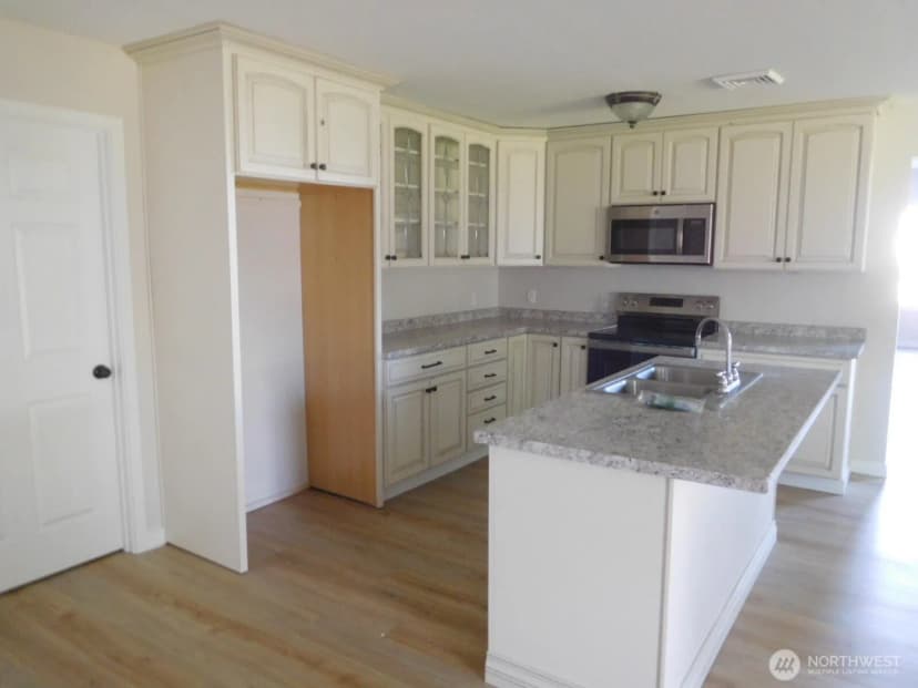 Property photo for 135 N 3rd Avenue, Connell photo 12