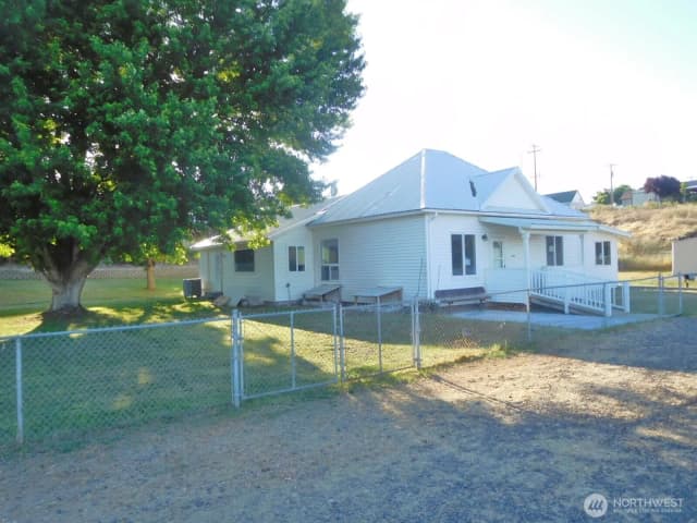 Property photo for 135 N 3rd Avenue, Connell