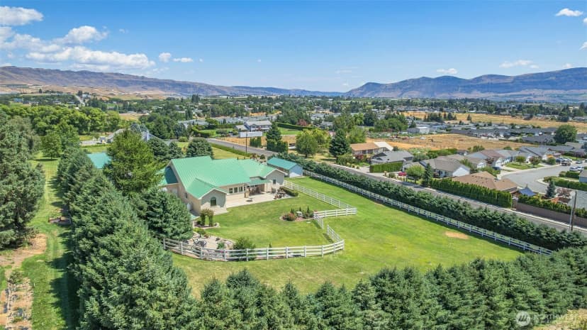 Property photo for 2045 8th Street Ne, East Wenatchee