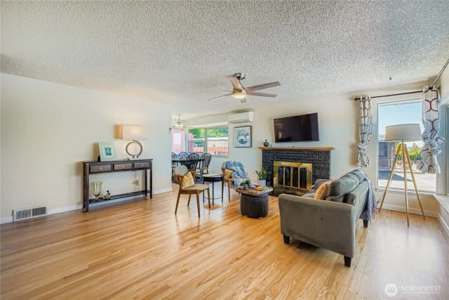 Property photo for 11009 Woodward Avenue S, Seattle photo 4