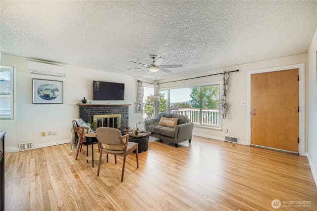 Property photo for 11009 Woodward Avenue S, Seattle photo 3
