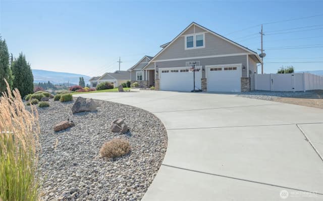 Property photo for 826 Autumn Crest Drive, Wenatchee photo 2