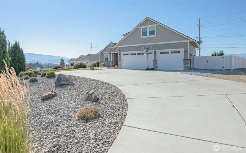 Property photo for 826 Autumn Crest Drive, Wenatchee photo 2