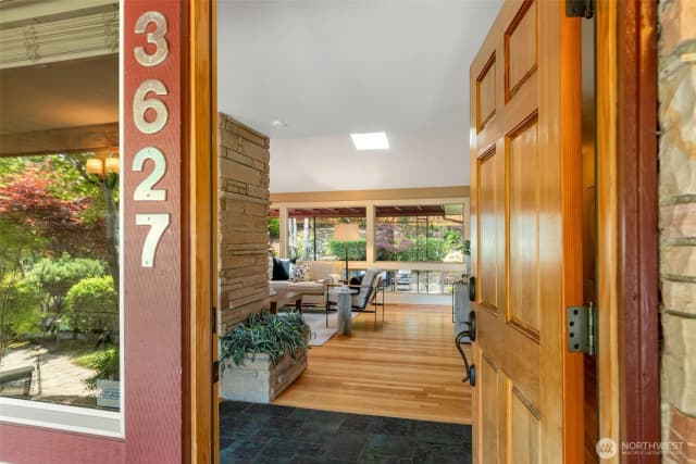 Property photo for 3627 Arapahoe Place W, Seattle photo 4