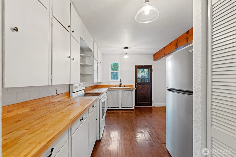 Property photo for 1413 14th St, Anacortes photo 10