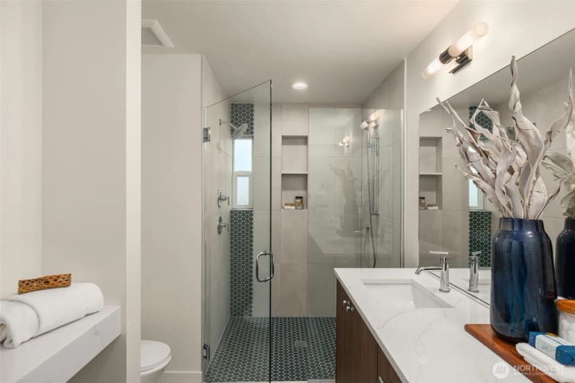 Property photo for 9215 Densmore Avenue N, Seattle photo 16