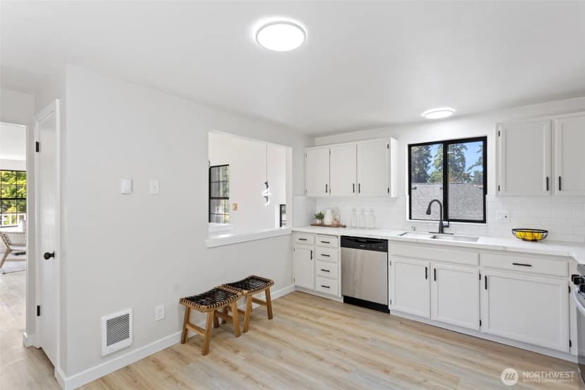 Property photo for 14026 Wallingford Avenue N, Seattle photo 10
