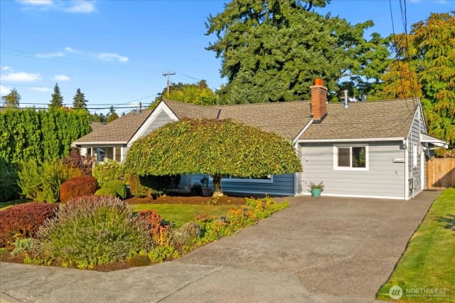 Property photo for 912 7th Avenue N, Edmonds photo 2