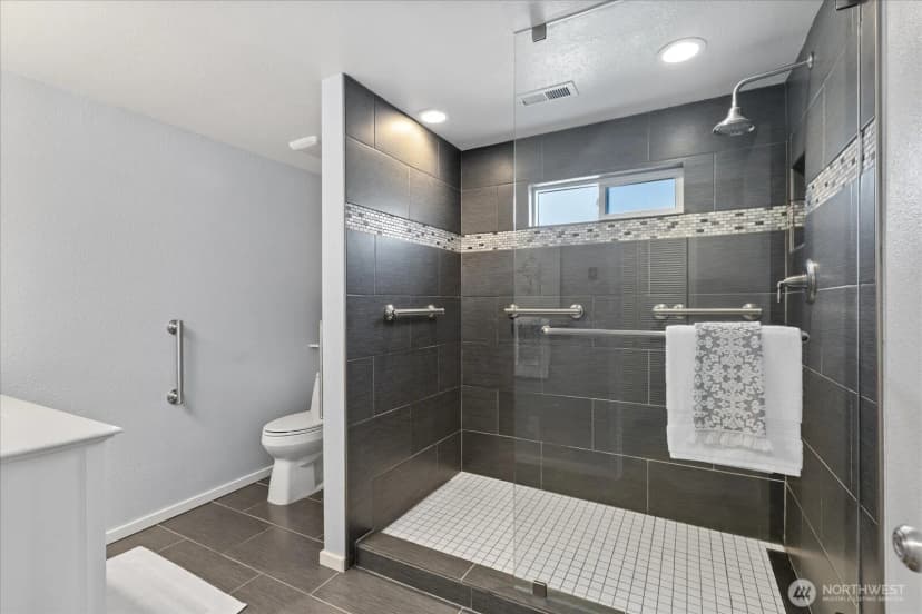 Property photo for 912 7th Avenue N, Edmonds photo 16