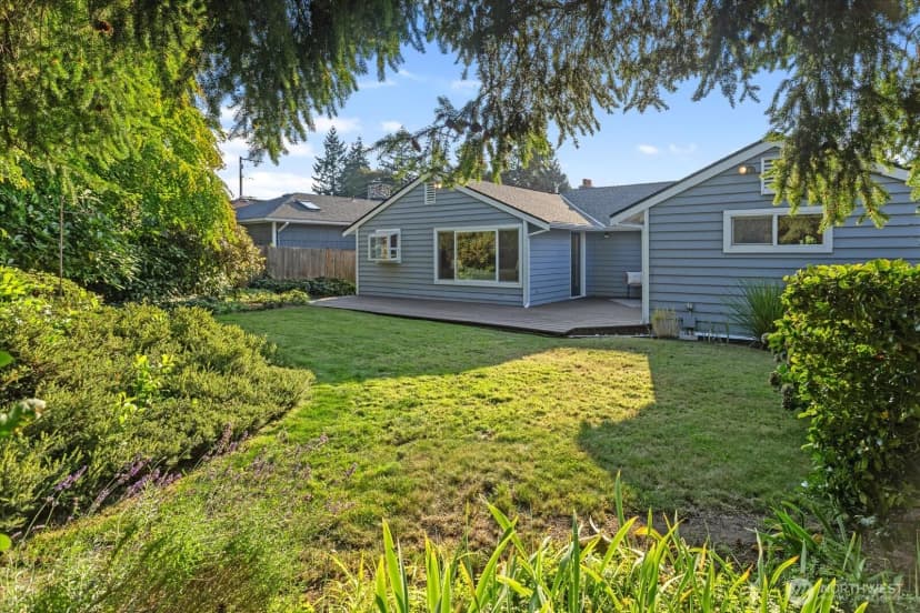 Property photo for 912 7th Avenue N, Edmonds photo 25